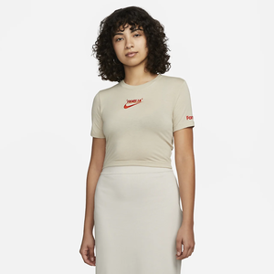 Nike Sportswear Somos Familia Women&#039;s Slim Fit Cropped T-Shirt DX6252-206